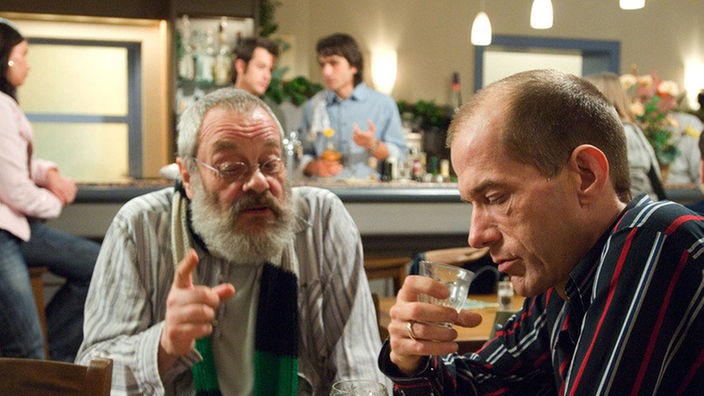 Carsten (Georg Uecker, rechts) ertrinkt seinen Kummer im Alkohol. Penner Harry (Harry Rowohlt) nervt ihn derweil mit gesammelten Lebensweisheiten.