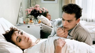 Claudia (Manon Straché) hat Angst vor der Operation, Benny (Christian Kahrmann) findet nicht die richtigen tröstenden Worte.