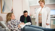 Die Ärztin der Kinderwunschklinik spricht mit Enzo und Nina im Behandlungszimmer