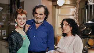 Die Eltern Sarikakis (Kostas Papanastasiou, Domna Adamopoulou) sind endlich einverstanden, dass Vasily und Beate (Susanne Gannott, links) eine eigene Wohnung bekommen.