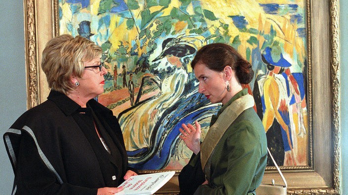 Dominique (Brigitte Annessy, rechts) gibt Helga (Marie-Luise Marjan) letzte Instruktionen in Sachen Kunstauktion.
