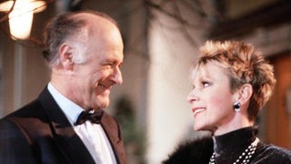 Elisabeth (Dagmar Hessenland) und Dr Pauli (Dieter Schaad) verbringen eine vergnüglichen Abend miteinander.