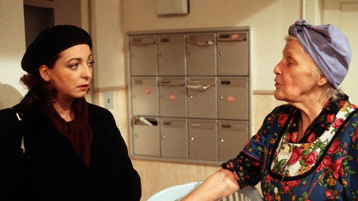 Else (Annemarie Wendl, rechts) spekuliert, ob Claudia (Manon Straché) nicht vielleicht doch schwanger ist.