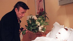 Enrico und bandagierte Isolde im Krankenhaus