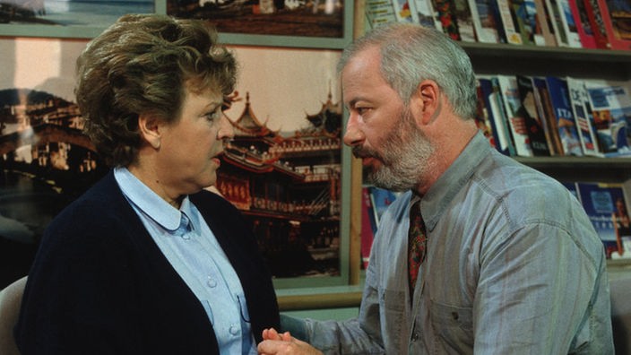 Erich (Bill Mockridge) bietet Helga (Marie-Luise Marjan) an, sich mit ihm gemeinsam selbstständig zu machen.
