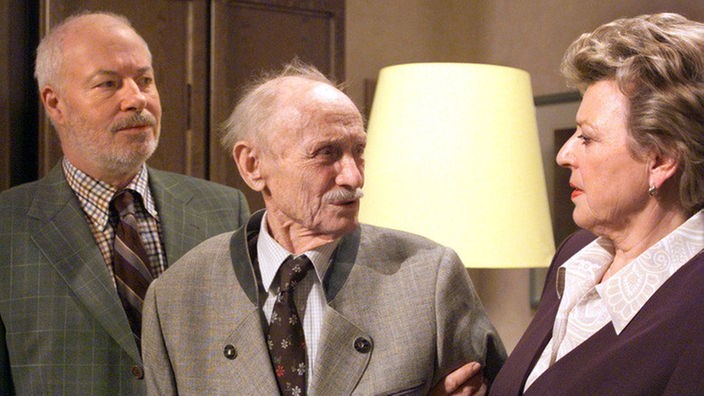 Erich (Bill Mockridge, links) hat Onkel Franz (Martin Rickelt) zur gemeinsamen Feier bei Helga (Marie-Luise Marjan) gebracht. Franz aber hat Probleme mit der Orientierung.