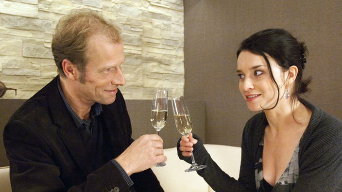 Etappensieg: Angelina (Daniela Bette) hat es geschafft, Doktor Stadler (Michael Schmitter) auf ein Glas Sekt zu bitten.