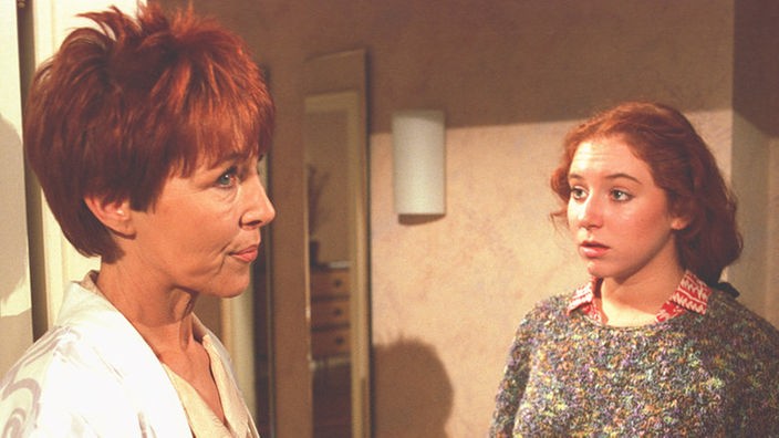 Eva Sperling (Inga Abel, links) ist nicht gerade begeistert von Iffis ( Rebecca Siemoneit-Barum) Idee mit Momo eine Wohnung zu besetzen.