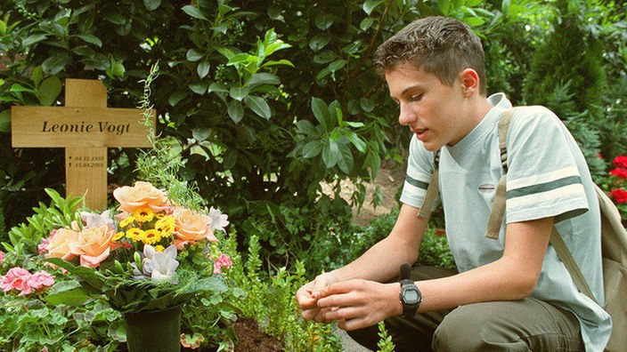 Felix (Marc Oliver Moro) hält innere Einkehr am Grab seiner Mutter: Wie soll er sein weiteres Leben gestalten?