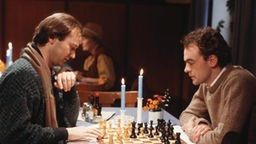 Firedhelm und Prister Steinbrück spielen Schach