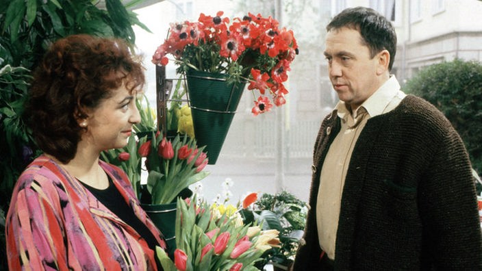 Flirt im Blumenladen: Claudia (Manon Straché) und Olaf (Franz Rampelmann) lernen sich kennen.