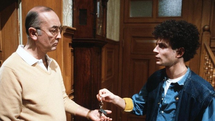 Frank (Daniel Hajdu, rechts) muss seinem Vater (Ludwig Haas) den Hausschlüssel abgeben.