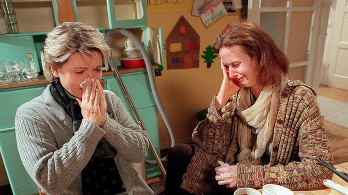 Gabi (Andrea Spatzek, li) weint um Andy und Anna (Irene Fischer) macht sich Sorgen über ihr ungeborenes Kind.