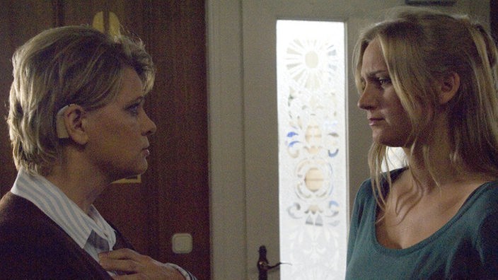 Gabi (Andrea Spatzek, links) macht Lisa (Sontje Perplow) Mut, ihrer Mutter noch eine Chance zu vergeben. Vergeblich &#8211; abends rastet Dagmar erneut aus.
