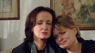 Gabi (Andrea Spatzek, rechts) und Anna (Irene Fischer) trauern um Rosi. Die alte Dame war friedlich entschlafen.