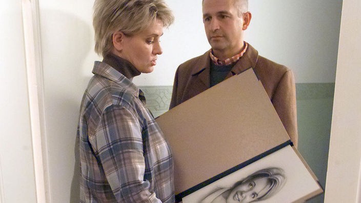 Gabi (Andrea Spatzek) will ihr Verhältnis mit Stephan (Fritz Egger) beenden. Zum Abschied bringt ihr der Postbote eine selbst angefertigte Zeichnung.