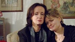 Gabi sucht Halt bei ihrer Cousine Anna (Irene Fischer): Rosis unerwarteter Tod hat sie tief getroffen.