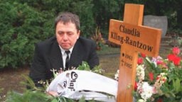 Gewissensbisse? Olaf Kling trauert am Grab seiner Frau.