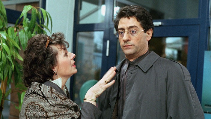 Gina (Margie Kinsky) stellt Paolo (Sigo Lorfeo) zur Rede: Wo sind ihre 20.000 DM für die Eisdiele geblieben?