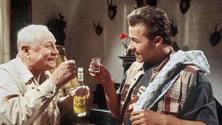 Gleich und gleich gesellt sich gern: Olli (Willi Herren, rechts) und Franz (Martin Rickelt) trinken Brüderschaft.
