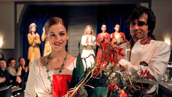 Glückliches Ende: Franziska (Ines Lutz) hat durch Vasilys (Hermes Hodolides) Hilfe die Modenschau erfolgreich hinter sich gebracht.