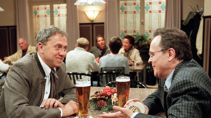 Gute Geschäfte: Hülsch (Horst D. Scheel, rechts) macht Kling (Franz Rampelmann) ein verlockendes Angebot.