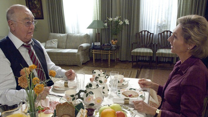 Hanne (Wookie Mayer) ist wenig begeistert davon, dass Ludwig (Ludwig Haas) für den Abend Ernesto und Ines zum Essen eingeladen hat.