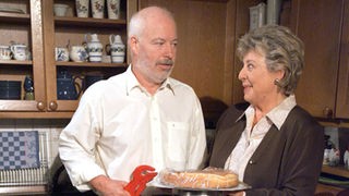 Helga (Marie-Luise Marjan) hat mit Bedacht den Abfluss verstopft, um Erichs (Bill Mockridge) klempnerische Hilfe anzufordern. Als Zugabe gibt's frischen Kuchen.