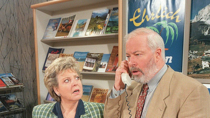 Helga (Marie-Luise Marjan) horcht auf: Erich (Bill Mockridge) telefoniert nach Irland.