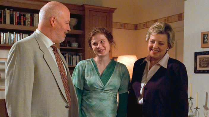 Helga (Marie-Luise Marjan, rechts) und Erich (Bill Mockridge) freuen sich mit Nastya (Anja Antonowicz): Das Schlimmste scheint überstanden zu sein.