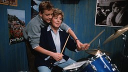 Helga und Benny spielen Schlagzeug