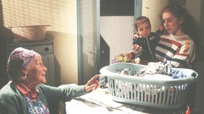 Iffi (Rebecca Siemoneit-Barum, rechts) nutzt die Gunst der Stunde und spannt Else (Annemarie Wendl) kurzerhand als Babysitter ein.