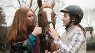 Iffi und Antonia kümmern sich um ein Pferd