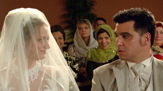 "Ja, ich will." - Lisa (Sontje Peplow) und Murat (Erkan Gündüz) feiern mit allen Freunden und Verwandten ein deutsch-türkisches Hochzeitsfest.