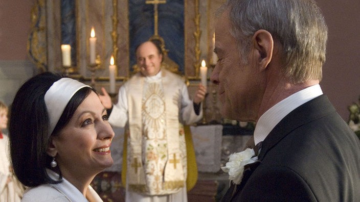 "Ja, ich will!": Sabrina (Susanna Capurso) und Hajo (Knut Hinz, rechts) werden von Pater Benedetto (Alberto Fortuzzi) getraut.