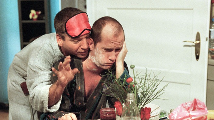 Katerfrühstück: "Käthe" (Claus Vinçon, links) tröstet Carsten (Georg Uecker) über das von Felix verursachte Chaos am Frühstückstisch weg.
