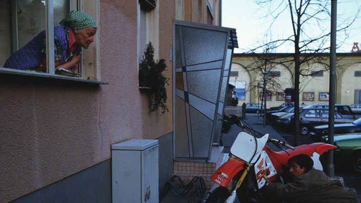 Kaum in der Lindenstraße angekommen, macht Kurt (Michael Marwitz) schon Bekanntschaft mit Elses (Annemarie Wendl) Gewohnheiten.