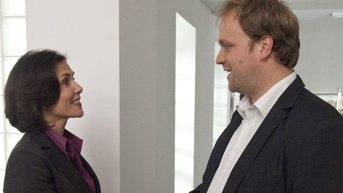 Klaus (Moritz A. Sachs) trifft sich mit Frau Kerner (Antonia Reidel) zu einem Interview.