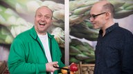 Klaus und Philipp treffen sich freudig vorm Naro-Supermarkt
