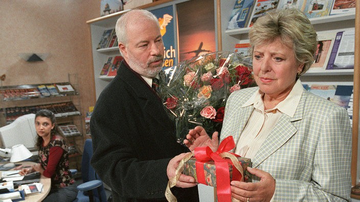 Kleine Geschenke erhalten keine Freundschaft: Helga (Marie-Luise Marjan) weigert sich, auf Erichs (Bill Mockridge) Wiedergutmachungsversuche einzugehen.