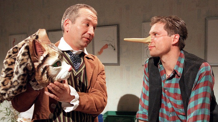 Lange Nase: "Käthe" (Claus Vincon, links) führt Heiko (Tilmar Kuhn) die Utensilien für das neue Stück im Kindertheater vor.