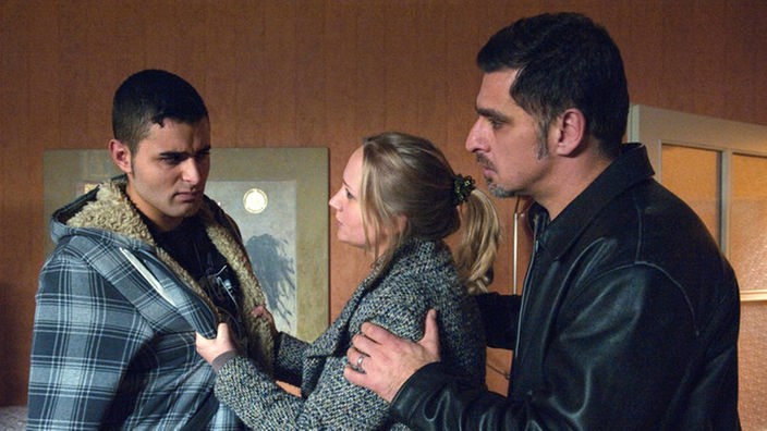 Lisa packt Orkan an der Jacke, Murat hält sie zurück.
