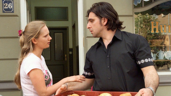 Lisa (Sontje Peplow) bittet Murat (Erkan Gündüz), nicht auf Olli und dessen Verleumdungen zu hören.