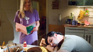 Lisa (Sontje Peplow) ist gerührt: Murat (Erkan Gündüz) ist mitten in der Nacht aufgestanden, um ihr einen Geburtstagskuchen zu backen.