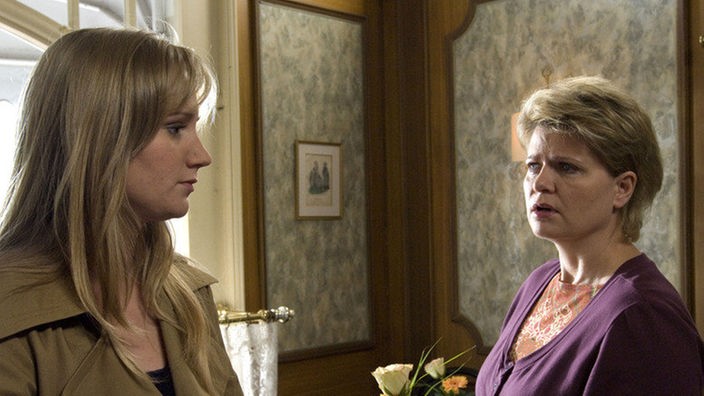 Lisa (Sontje Peplow, links) hat Probleme, mit dem plötzlichen Auftauchen ihrer Mutter zurechtzukommen. Sie fragt Gabi (Andrea Spatzek) um Rat.