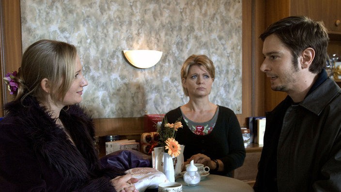 Lisa (Sontje Peplow, links) hört erfreut, dass Timo (Michael Baral) ebenfalls Moslem ist. Gabi (Andrea Spatzek) ist darüber weniger begeistert.
