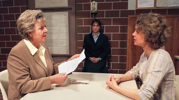 Maja (Christine Stienemeier, rechts) zeigt Helga (Marie-Luise Marjan) den Brief, in dem Erich seiner Frau schwere Vorwürfe wegen ihres Umgangs mit Lea macht.