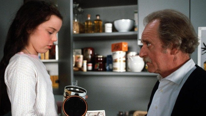 Meike (Selma Baldursson) zeigt ihrem Großvater Gottlieb (Fritz Bachschmidt) das in der Kaffeedose versteckte Geld.