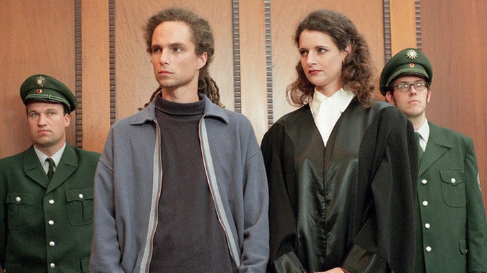 Mord oder Totschlag? Momo (Moritz Zielke) erwartet mit seiner Anwältin (Petra Luisa Meyer) das Gerichtsurteil.