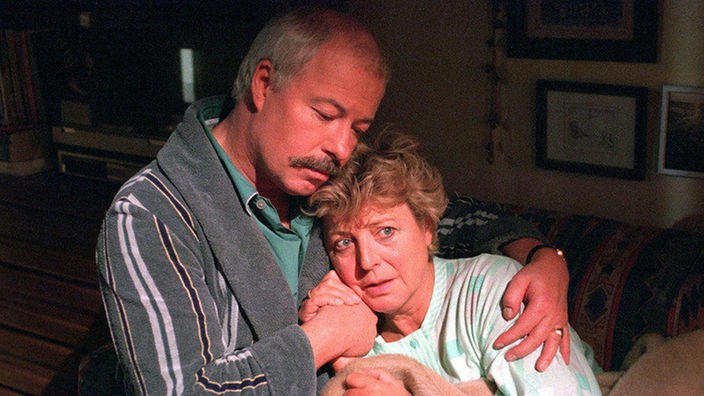 Nachts streicht Helga (Marie-Lusie Marjan) durch die Wohnung und denkt an Benny. Erich (Bill Mockridge) versucht sie zu trösten.